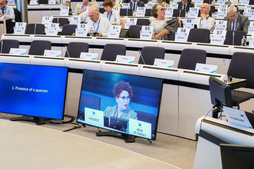 "49 propositions ont été adoptées sur la base des recommandations des citoyens et des contributions de toutes les parties prenantes. Elles comportent de nombreux objectifs tournés vers l’avenir, tels que l’attribution explicite au CESE du rôle de garant et de facilitateur des activités de démocratie participative", a fait valoir Christa Schweng, présidente du Cese, mercredi 15 juin - Crédits : compte Twitter @EU_EESC