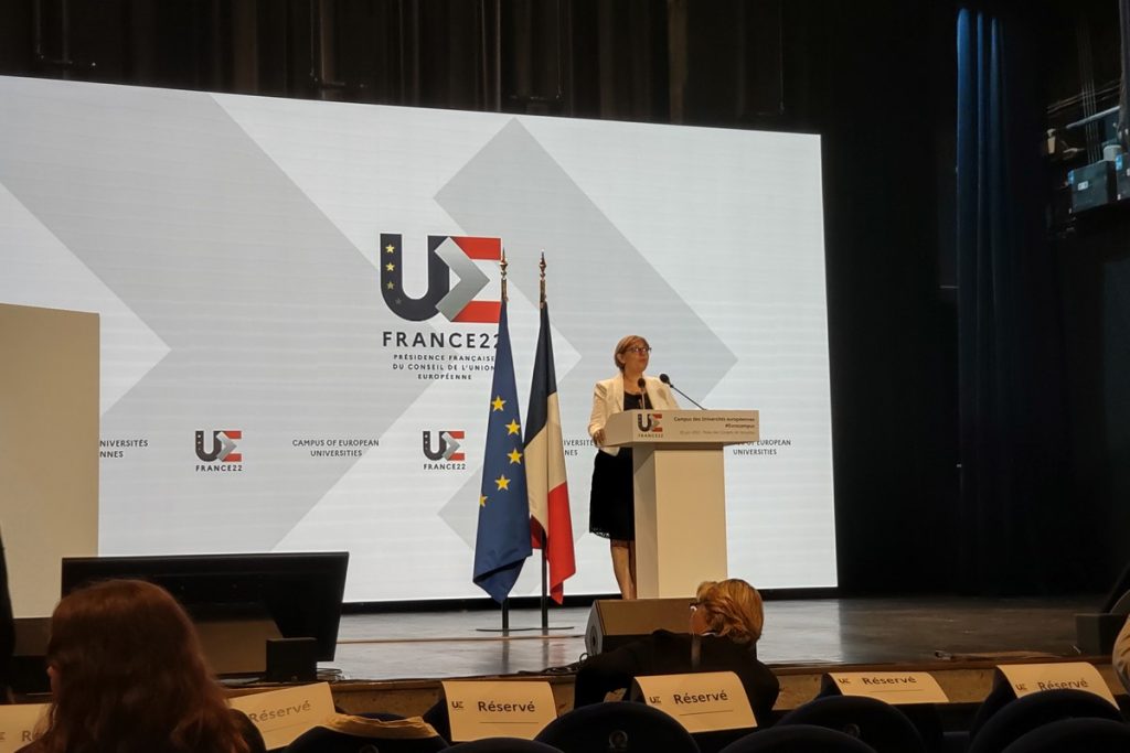 La ministre de l'Enseignement supérieur et de la Recherche Sylvie Retailleau a plaidé, le 30 juin a Versailles, en faveur des "universités européennes" comme moyen de promouvoir les valeurs européennes - Crédits : Toute l'Europe