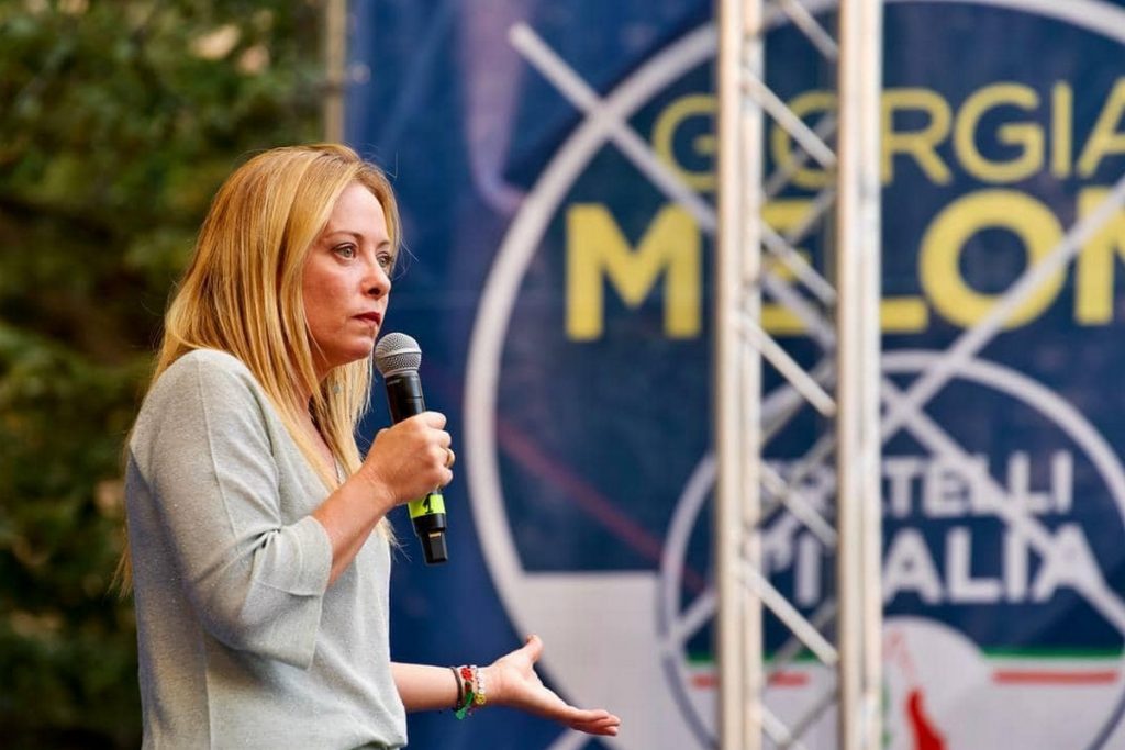 Giorgia Meloni (ici en meeting fin août) est également présidente du Parti des conservateurs et réformistes européens (ECR), un rassemblement d'eurosceptiques