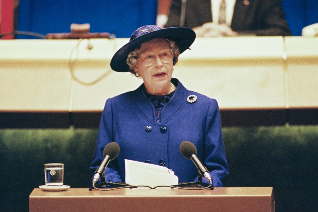 Le 12 mai 1992, au Parlement européen, la reine Elizabeth II qualifie l'Europe de "grande entreprise" porteuse de "l'alliance de nos génies nationaux"