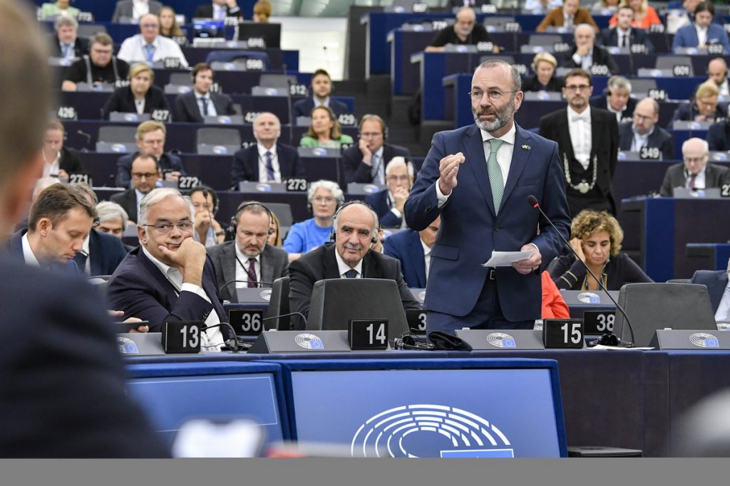 Les chefs des différents groupes politiques au Parlement européen, comme ici Manfred Weber (PPE), ont réagi au discours de la présidente de la Commission européenne