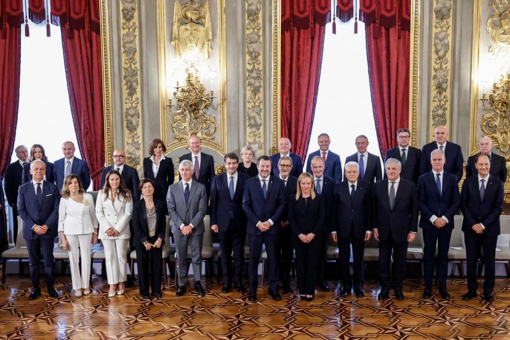 La nouvelle Première ministre italienne Giorgia Melon (en noir au centre) a présenté son gouvernement composé de 24 ministres dont seulement six femmes