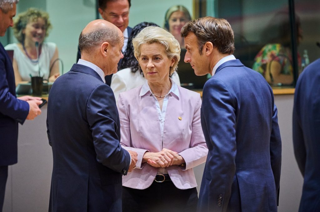 Le chancelier allemand Olaf Scholz, la présidente de la Commission européenne Ursula von der Leyen et le président français Emmanuel Macron (ici en juin) sont présents à Bruxelles pour assister à un Conseil européen dédié à l'énergie, l'inflation et les relations avec la Chine