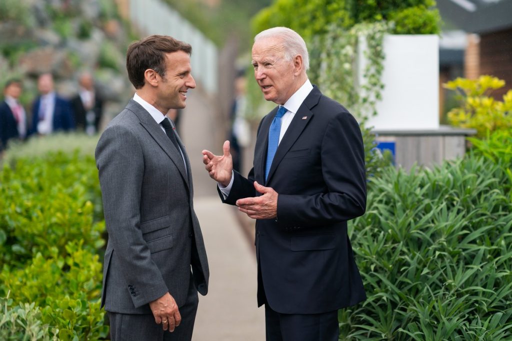 Emmanuel Macron et Joe Biden (ici en juin 2021 lors d'une réunion du G7) devraient également évoquer les questions climatiques ainsi que l'aide à l'Ukraine