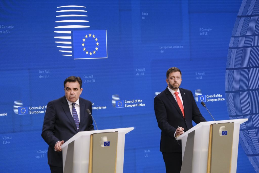 Le vice-président de la Commission européenne Margarítis Schinás (à gauche), et le ministre de l'Intérieur de la République Tchèque Vít Rakušan, ont présenté leurs propositions pour lutter contre l'immigration illégale, alors que 1.300 migrants ont perdu la vie ou sont portés disparu en Méditerranée centrale cette année