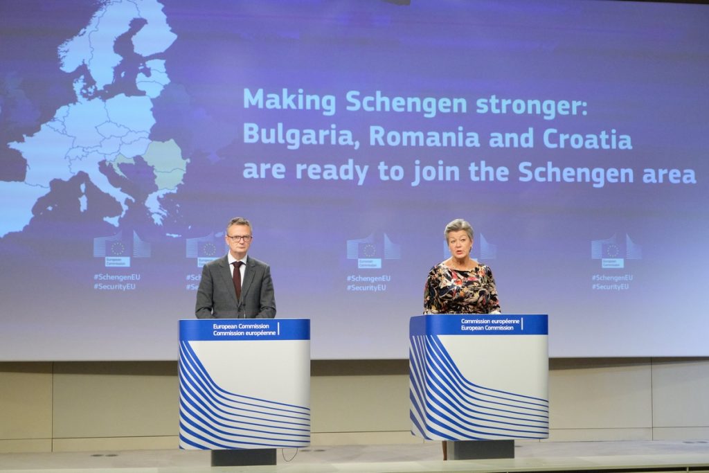 Le panneau derrière la commissaire Ylva Johansson (à droite) en conférence de presse hier était clair : "la Bulgarie, la Roumanie et la Croatie sont prêtes à rejoindre l'espace Schengen"