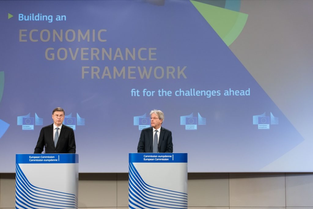 Le commissaire européen au Commerce Valdis Dombrovskis (à gauche), et le commissaire européen à l'Economie Paolo Gentiloni (à droite), espèrent une entrée en vigueur du nouveau pacte de stabilité pour 2024