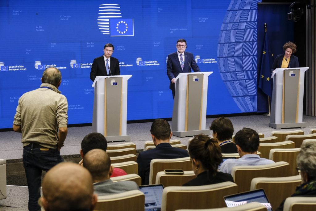 Le vice-président exécutif de la Commission Valdis Dombrovskis (à gauche) et le ministre tchèque des Finances Zbyněk Stanjura (à droite) souhaite débloquer l'aide de 18 milliards d'euros à l'Ukraine même sans l'accord de la Hongre, une procédure plus longue qui nécessitera l'accord des parlements nationaux