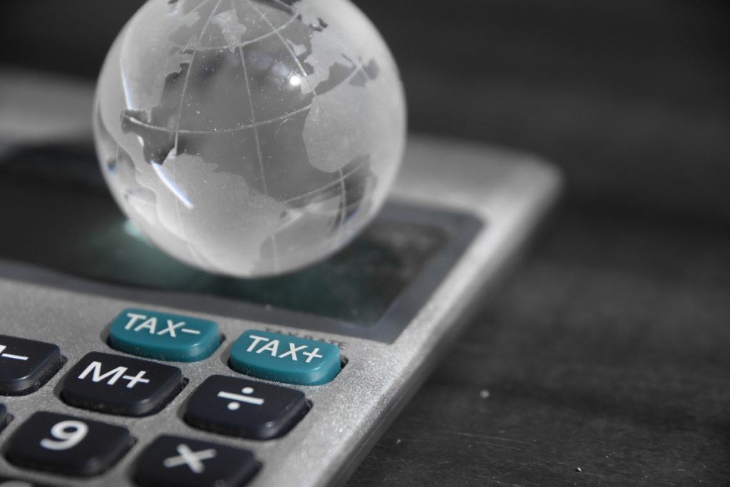 Selon les estimations de l'OCDE, l'impôt minimal sur les sociétés pourrait générer chaque année environ 150 milliards de dollars de recettes fiscales supplémentaires au niveau mondial