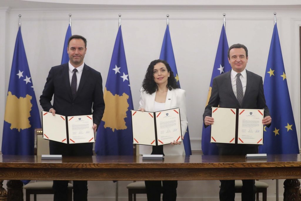 La veille, mercredi 14 décembre, le Premier ministre Albin Kurti, la présidente de la République Vjosa Osmani et le président de l'Assemblée Glauk Konjufca avaient signé le document officiel