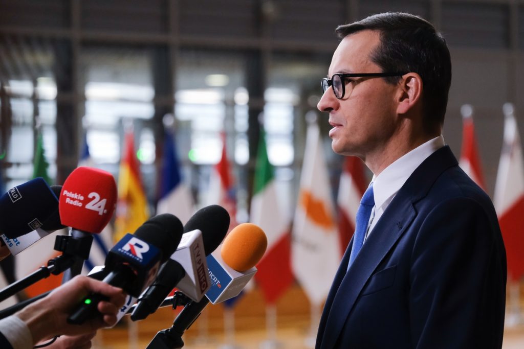 Le Premier ministre polonais Mateusz Morawiecki a fini par lever son veto sur plusieurs dossiers
