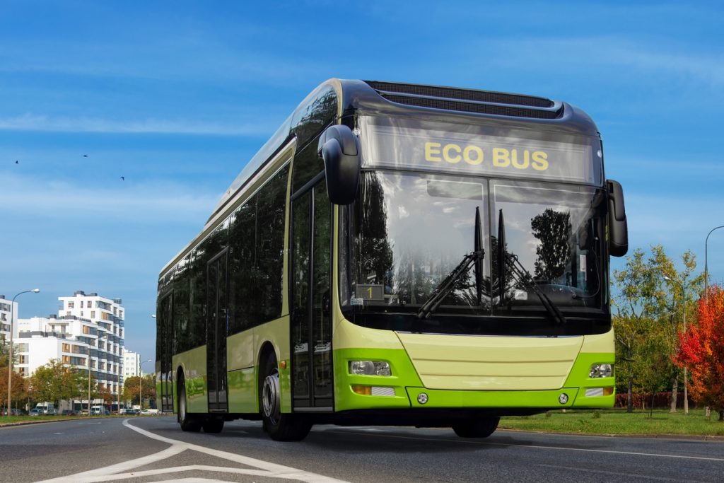 La décarbonation des transports constitue une priorité dans le cadre du Pacte vert pour l'Europe, la feuille de route européenne vers la neutralité climatique en 2050 - Crédits : Agaten / iStock