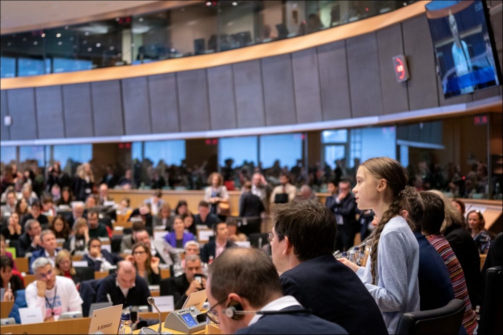 La société civile exerce une influence conséquente sur les décisions européennes. Ici, l'activiste climatique suédoise Greta Thunberg en visite au Parlement européen, le 4 mars 2020