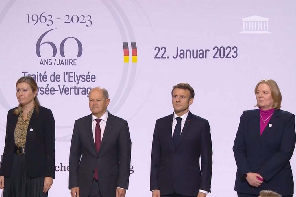 La présidente de l'Assemblée nationale Yaël Braun-Pivet, le chancelier allemand Olaf Scholz, le président français Emmanuel Macron et la présidente du Bundestag Bärbel Bas (de gauche à droite), à l'occasion du 60ème anniversaire du traité de l'Elysée