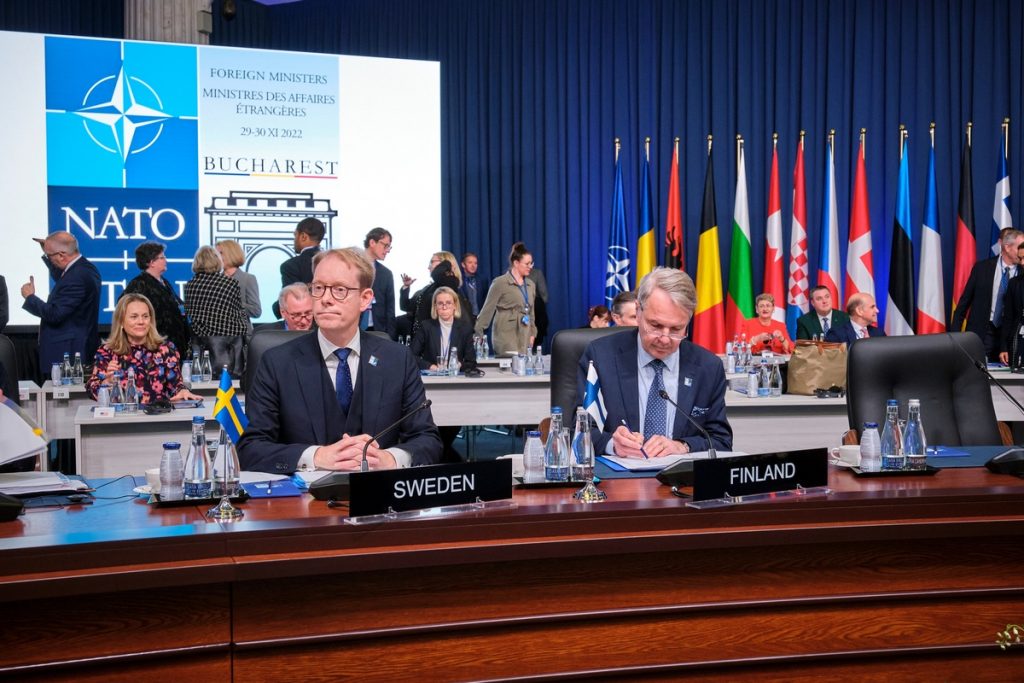 Le ministre des Affaires étrangères suédois Tobias Billström (à gauche) et son homologue finlandais Pekka Haavisto (à droite), lors d'une réunion e l'Alliance transatlantique à Bucarest en novembre 2022