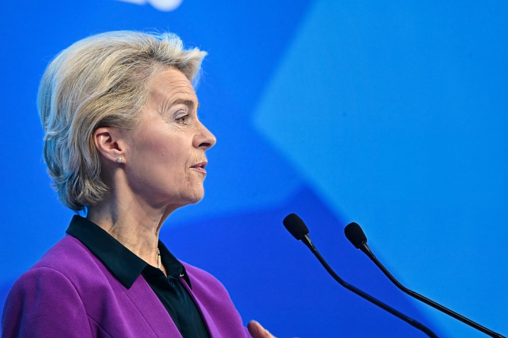 "Le nouveau règlement pour une industrie à zéro émission fixera des objectifs clairs pour une technologie européenne propre d'ici à 2030", a déclaré la présidente de la Commission européenne Ursula von der Leyen lors du Forum économique mondial à Davos