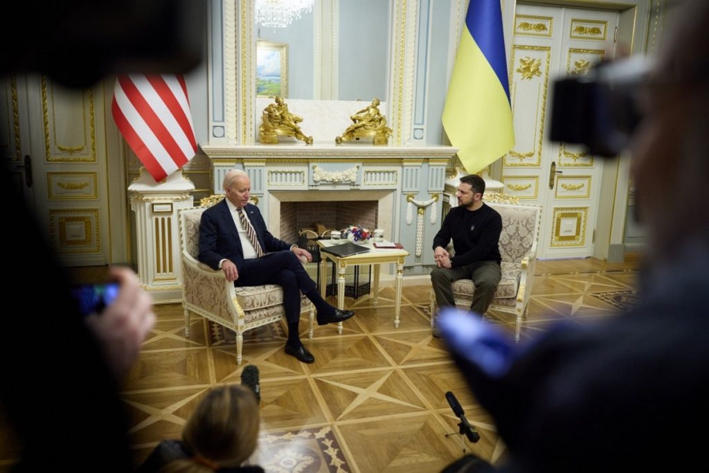 Lors de sa visite à Kiev, le président américain Joe Biden a assuré à son homologue ukrainien Volodymyr Zelensky que Washington soutiendra Kiev "aussi longtemps qu’il le faudra"