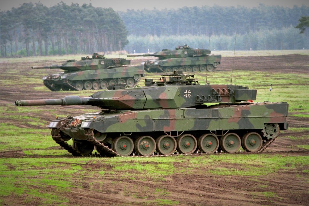 Des chars Leopard 2A5 de l'armée allemande, le modèle que la Suède prévoit d'envoyer à l'Ukraine - Crédits : Bundeswehr-Fotos / Wikimedia Commons CC BY 2.0