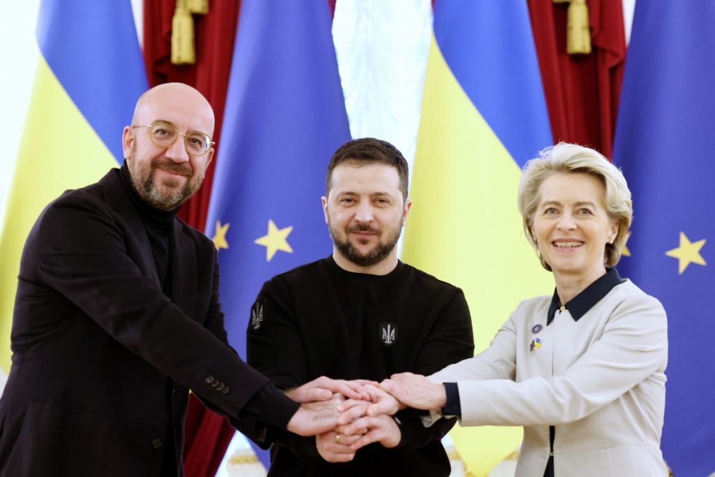 Le président du Conseil européen Charles Michel, le président ukrainien Volodymyr Zelensky et la présidente de la Commission européenne Ursula von der Leyen, lors du 24e sommet UE-Ukraine aujourd'hui à Kiev