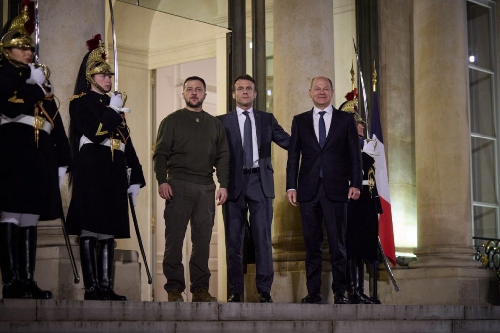 Le président ukrainien Volodymyr Zelensky (à gauche) et le chancelier allemand Olaf Scholz (à droite), reçu par le président français Emmanuel Macron (au centre) à l'Elysée