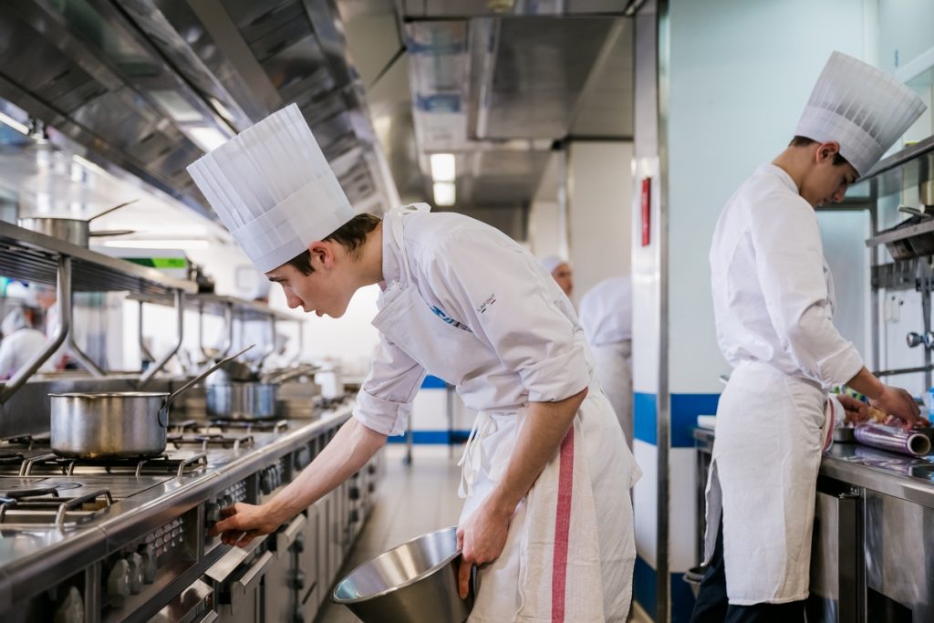 Les étudiants, au travail dans les cuisines du lycée hôtelier, devaient mettre en avant l'amitié franco-allemande dans leurs plats
