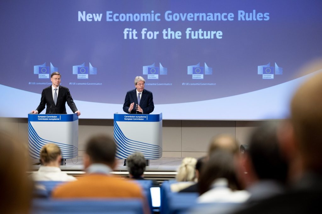 Le vice-président exécutif de la Commission européenne Valdis Dombrovskis (à gauche) et le commissaire européenne en charge de l'Economie Paolo Gentiloni (à droite) ont dévoilé les contours d'une réforme très attendue