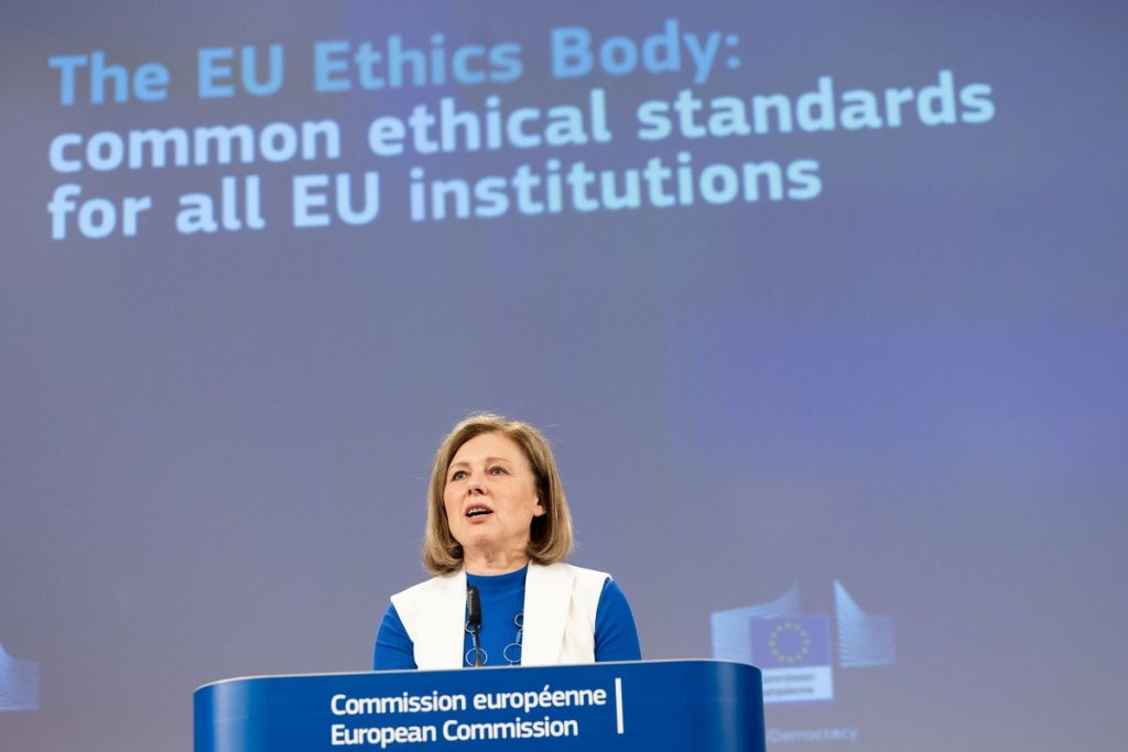 Selon Vera Jourová, la Vice-présidente en charge des valeurs et de la transparence, ce nouvel organe devrait renforcer la confiance des citoyens européens dans les institutions de l'UE 