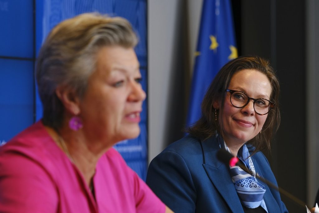 Dans la soirée, la commissaire européenne aux Affaires intérieures Ylva Johansson (à gauche) et la ministre de l'Immigration suédoise Maria Malmer Stenergardont (à droite) ont donné les contours de l'accord