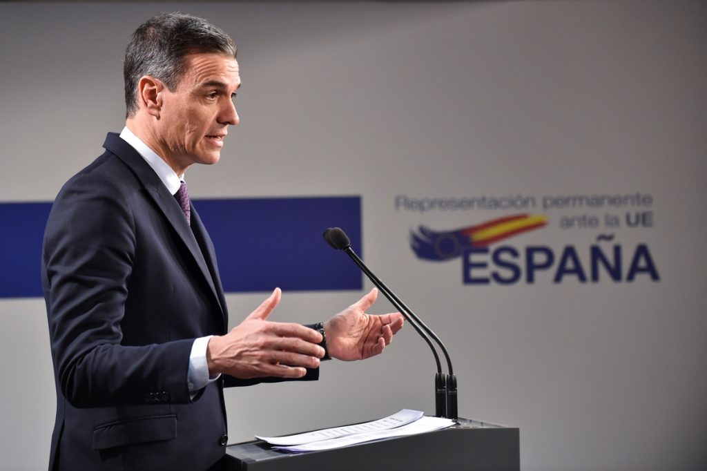 Le Premier ministre espagnol (ici en photo) était visé par le chef des conservateurs européens Manfred Weber, qui demandait un report du discours de Pedro Sánchez
