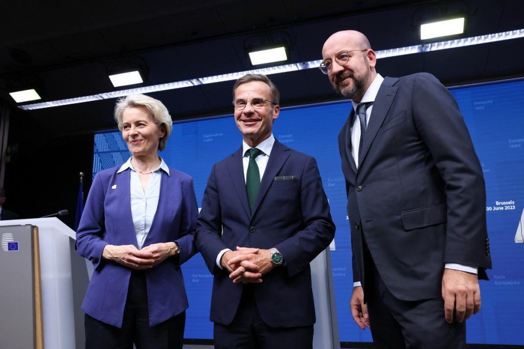 Les présidents de la Commission européenne Ursula von der Leyen et du Conseil européen Charles Michel entourant le Premier ministre suédois Ulf Kirstersson
