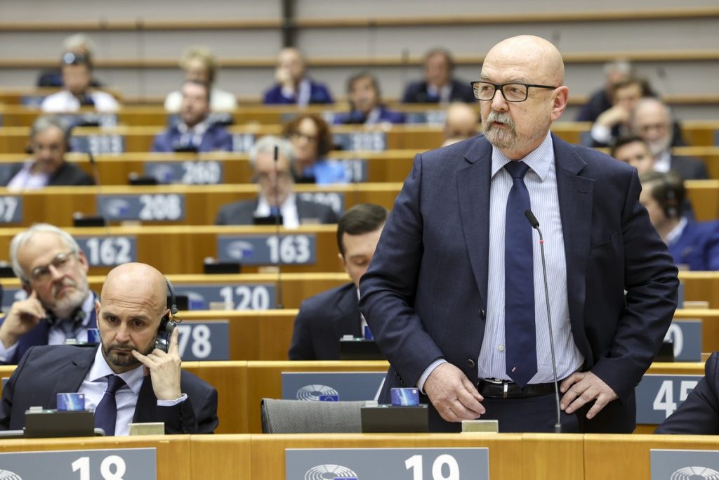 Ryszard Legutko (à droite) et Nicola Procaccini (à gauche) sont les deux co-présidents du groupe CRE au Parlement européen