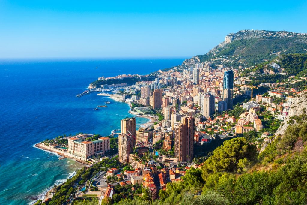 D'une superficie de 2 km2, Monaco est enclavé dans le territoire français