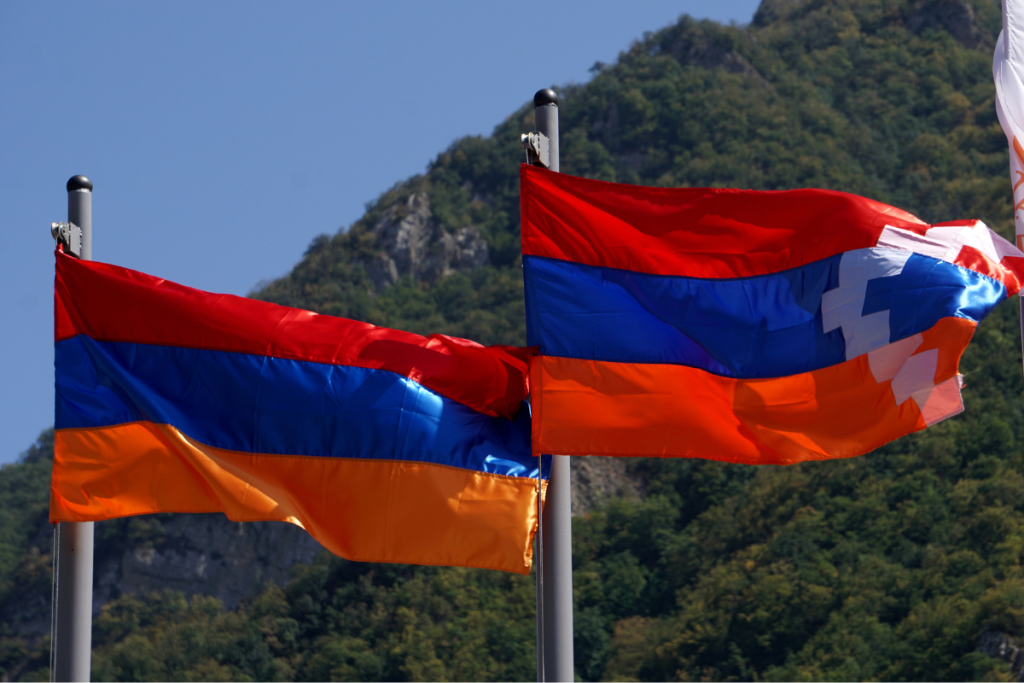 Près de 65 000 personnes originaires du Haut-Karabagh se sont déjà réfugiées en Arménie. Image : drapeaux arménien (à gauche) et du Haut-Karabagh - Crédits : machdas / iStock