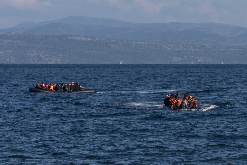 Des réfugiés syriens au large de l'île de Lesbos en Grèce en 2015. Les Syriens représentent depuis plusieurs années la première nationalité parmi les demandeurs d'asile - Crédits : Ggia / Wikimedia Commons CC BY-SA 4.0 