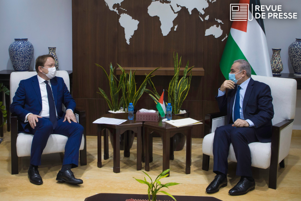 L'aide européenne au développement pour la Palestine s'élève à plus de 1 milliard d'euros pour la période 2021-2024 - Photo : Olivér Várhelyi, commissaire européen à l'Elargissement et au Voisinage, rencontre Mohammad Shtayyeh, Premier ministre de Palestine en 2022 - Crédits : Amin Saeb Alajez / Commission européenne