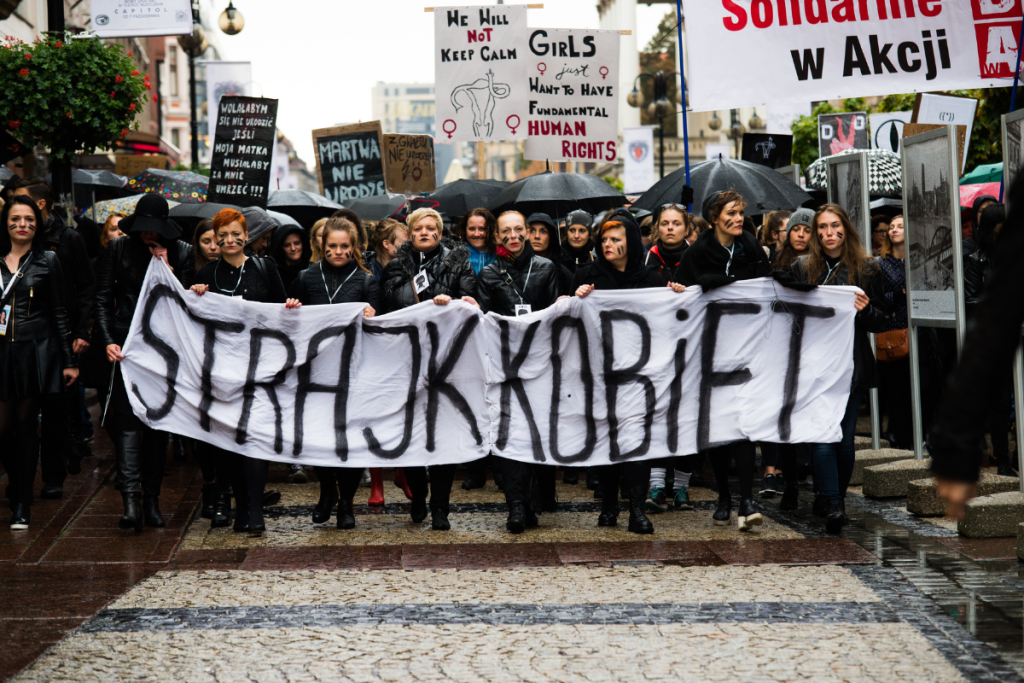 En 2016, plusieurs milliers de Polonais s'étaient réunis pour manifester contre l'interdiction quasi-totale de l'avortement en Pologne - Crédits : irontrybex / iStock
