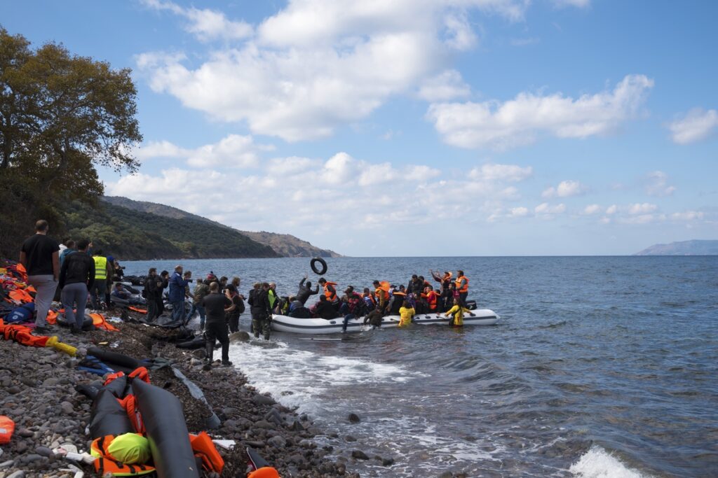 Bateau de migrants accostant sur l'île de Lesbos (Grèce) en 2015 - Crédits : Joël Carillet / iStock