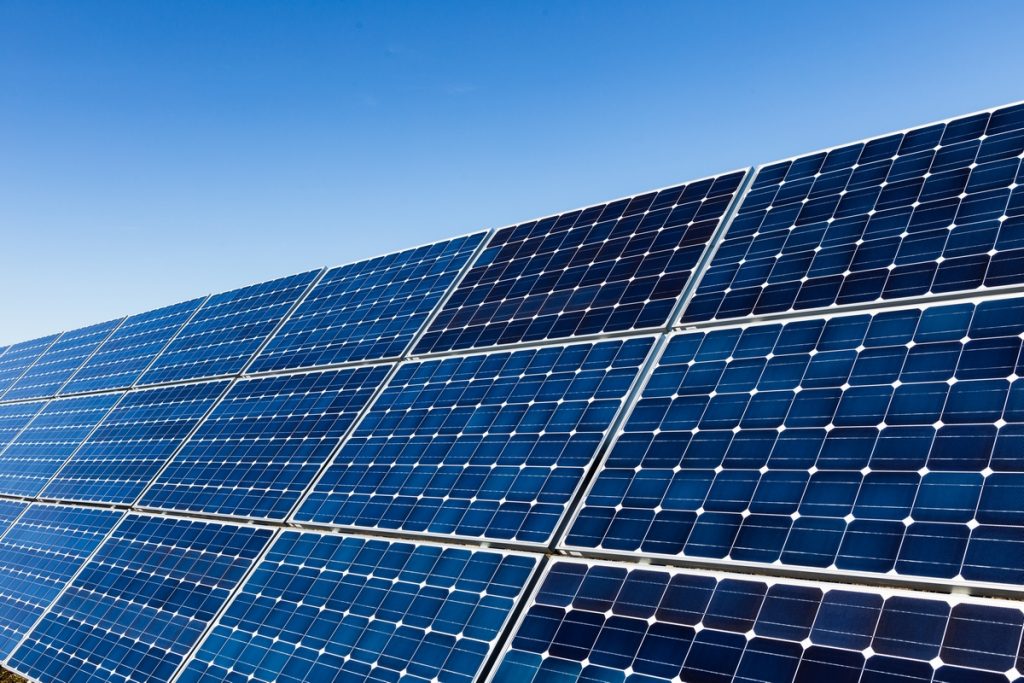 Les matières premières critiques visées par la future législation européenne sont présentes dans de nombreux objets clés de la transition écologique, tels que les panneaux solaires - Crédits : VioNettaStock / iStock