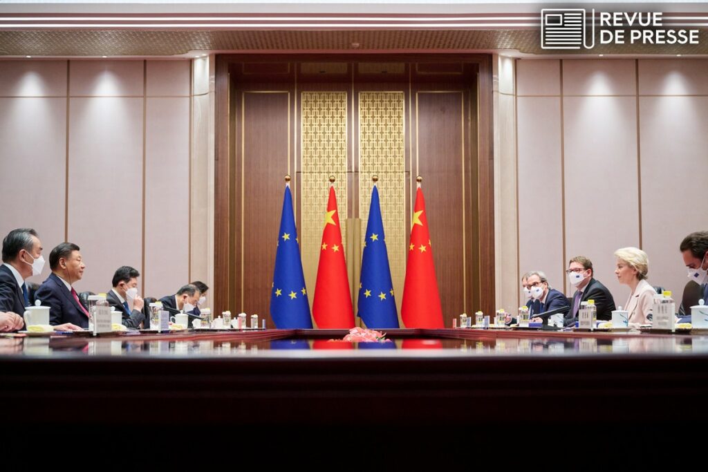 En avril dernier, la présidente de la Commission européenne Ursula von der Leyen s'était déjà rendue à Beijing pour une rencontre trilatérale avec Xi Jinping et Emmanuel Macron – Crédits : Dati Bendo / UE