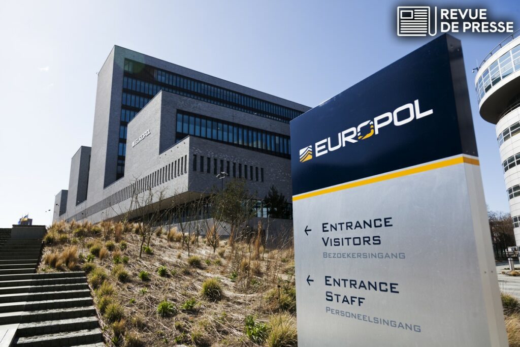 Europol est la contraction d'European Police Office, l' "Office européen de police". Elle a pour mission principale la lutte contre la criminalité sur le territoire européen – Crédits : labsas/iStock
