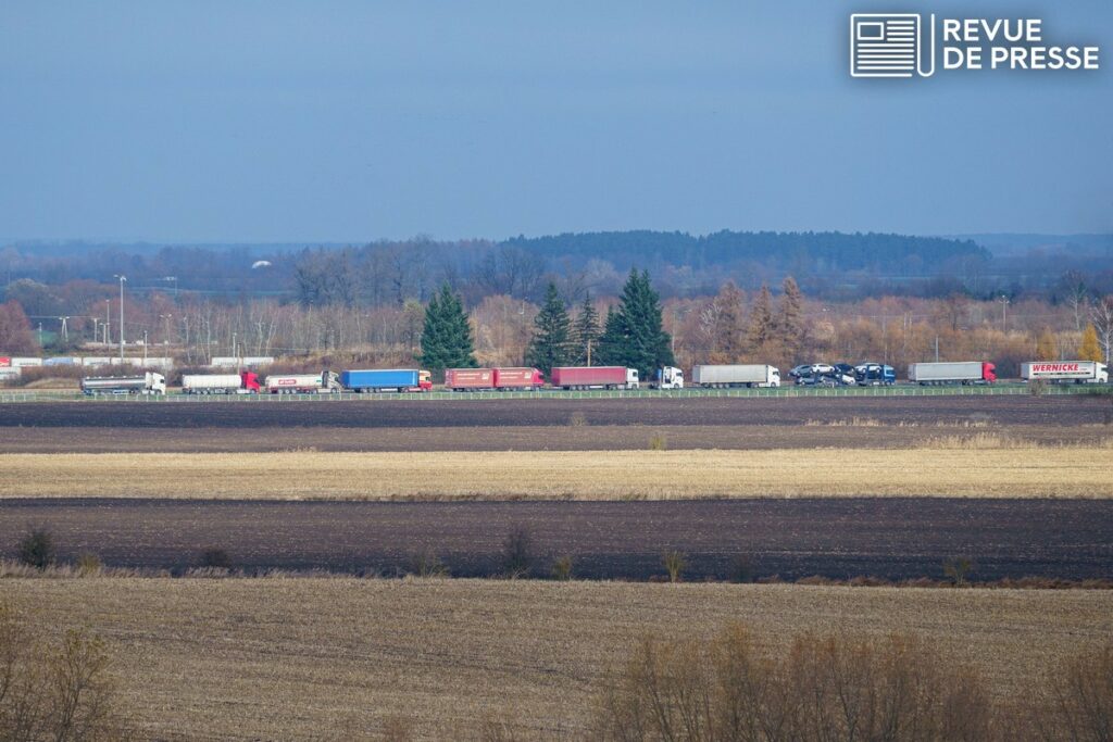 Kolejki ciężarówek na polskich przejściach granicznych wciąż rosną (podobnie jak tutaj w Medica)