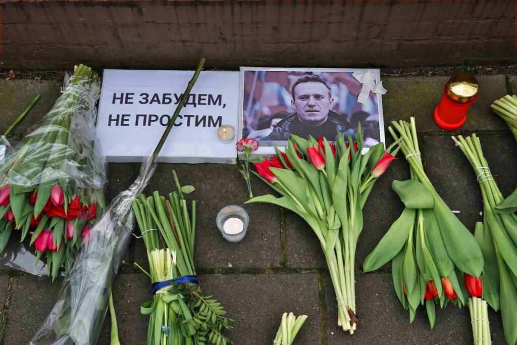 Depuis l'annonce de sa mort, de nombreux anonymes ont rendu hommage à Alexeï Navalny, comme ici devant l'ambassade de Russie aux Pays-Bas
