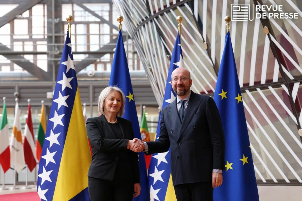 La présidente du Conseil des ministres de Bosnie-Herzégovine Borjana Krišto et le président du Conseil européen Charles Michel, ici lors d'une rencontre en mars 2023 à Bruxelles, ont tous les deux salué l'accord entre les Vingt-Sept sur l'ouverture des négociations d'adhésion de Sarajevo à l'UE : Crédits : Union européenne