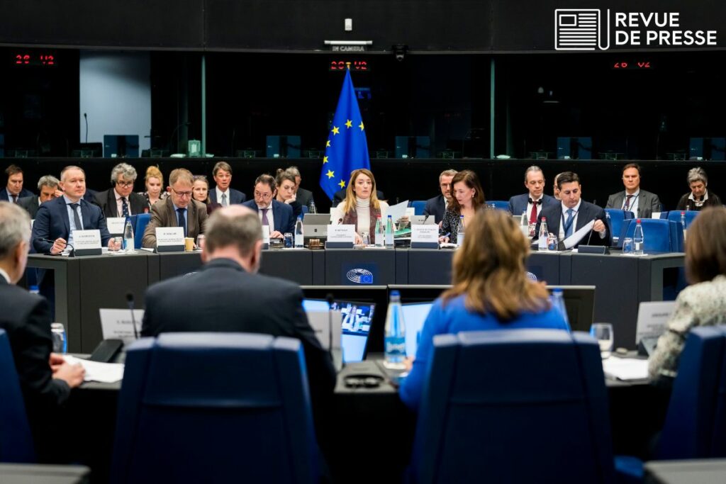 Jeudi 14 mars, la présidente du Parlement européen Roberta Metsola a pris la décision de poursuivre la Commission devant la Cour de justice de l'Union européenne pour avoir illégalement débloqué des fonds à destination de la Hongrie accusée de ne pas respecter l'Etat de droit - Crédits : Parlement européen