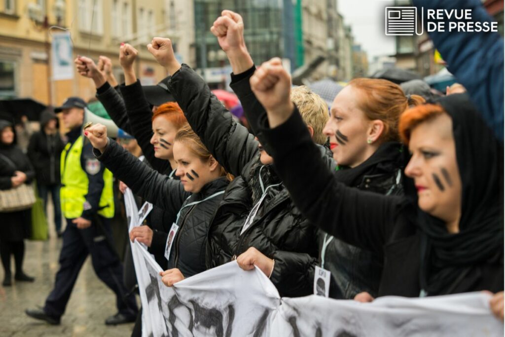 Manifestation contre une loi anti-avortement en Pologne en 2016 - Crédits : irontrybex / iStock